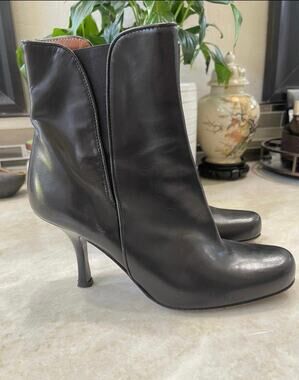Couture Donald J Pliner heeled booties sz 6m